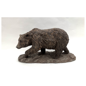 Sculpture en terre d'un ours qui marche