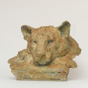 sculpture d'un puma au repos