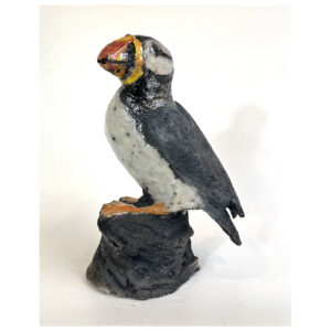 sculpture d'un macareux en terre cuite raku