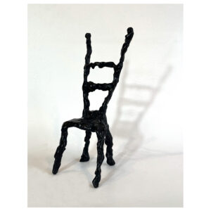 sculpture d'une chaise en bronze