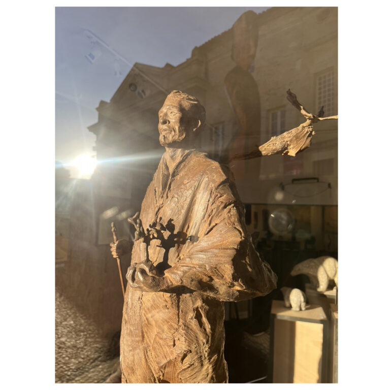 sculpture d'un personnage en bronze
